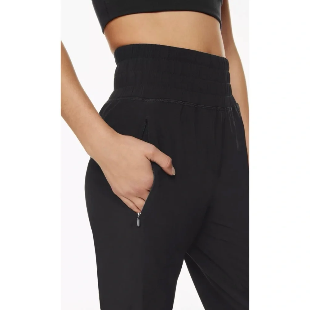 Aritzia TNA Active Boomerang Jogger Pants